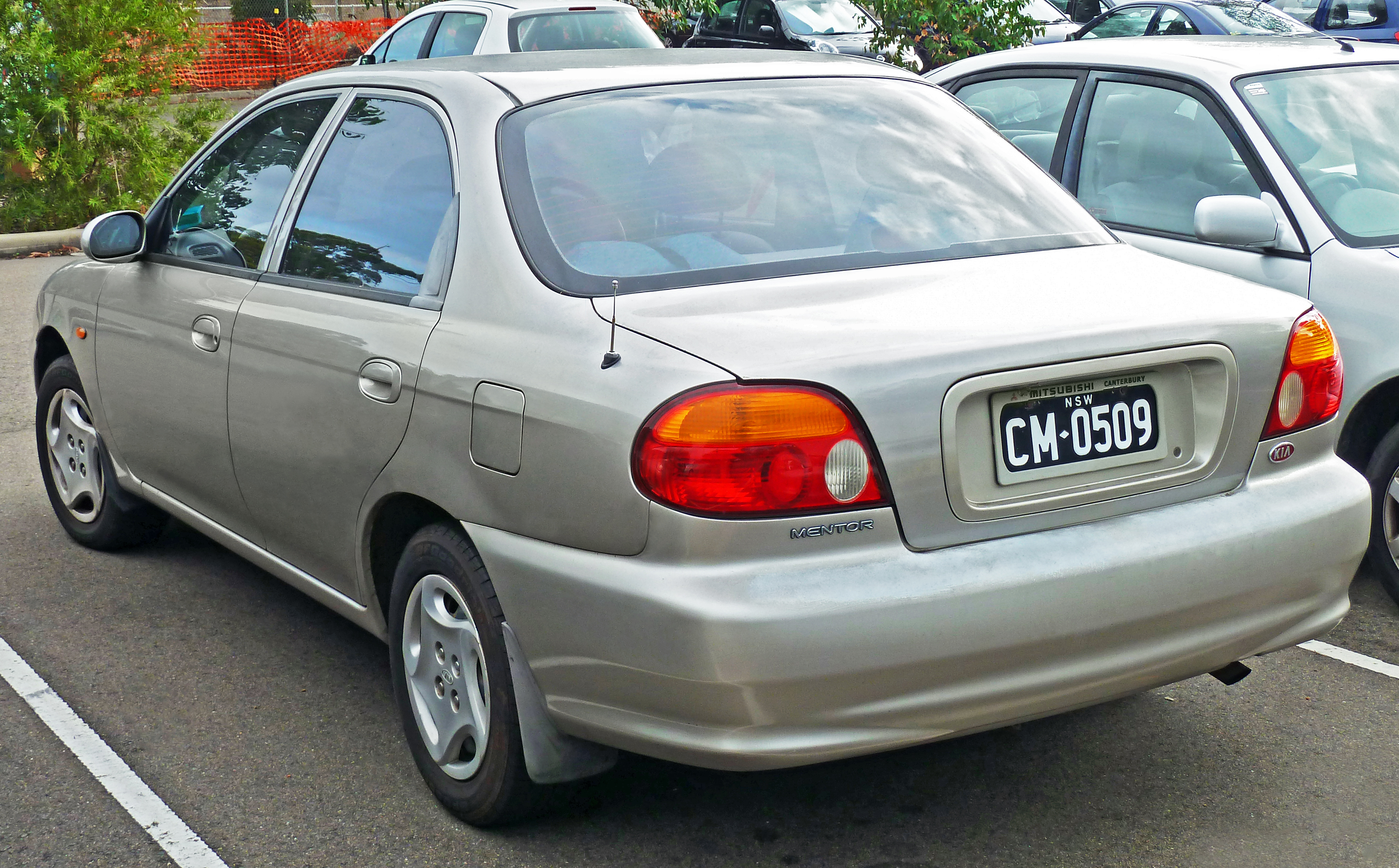 File:1998-2000 Kia Mentor GLX sedan (2011-03-02).jpg - Wikimedia ...