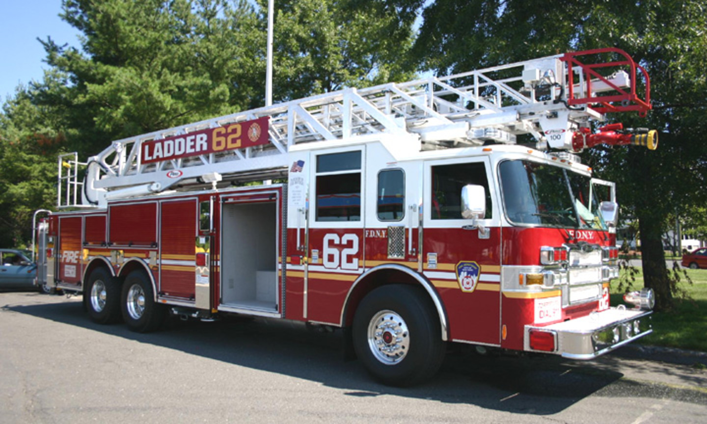 Fire Engines Photos - Ladder 62 -- FDNY??? A Pierce?