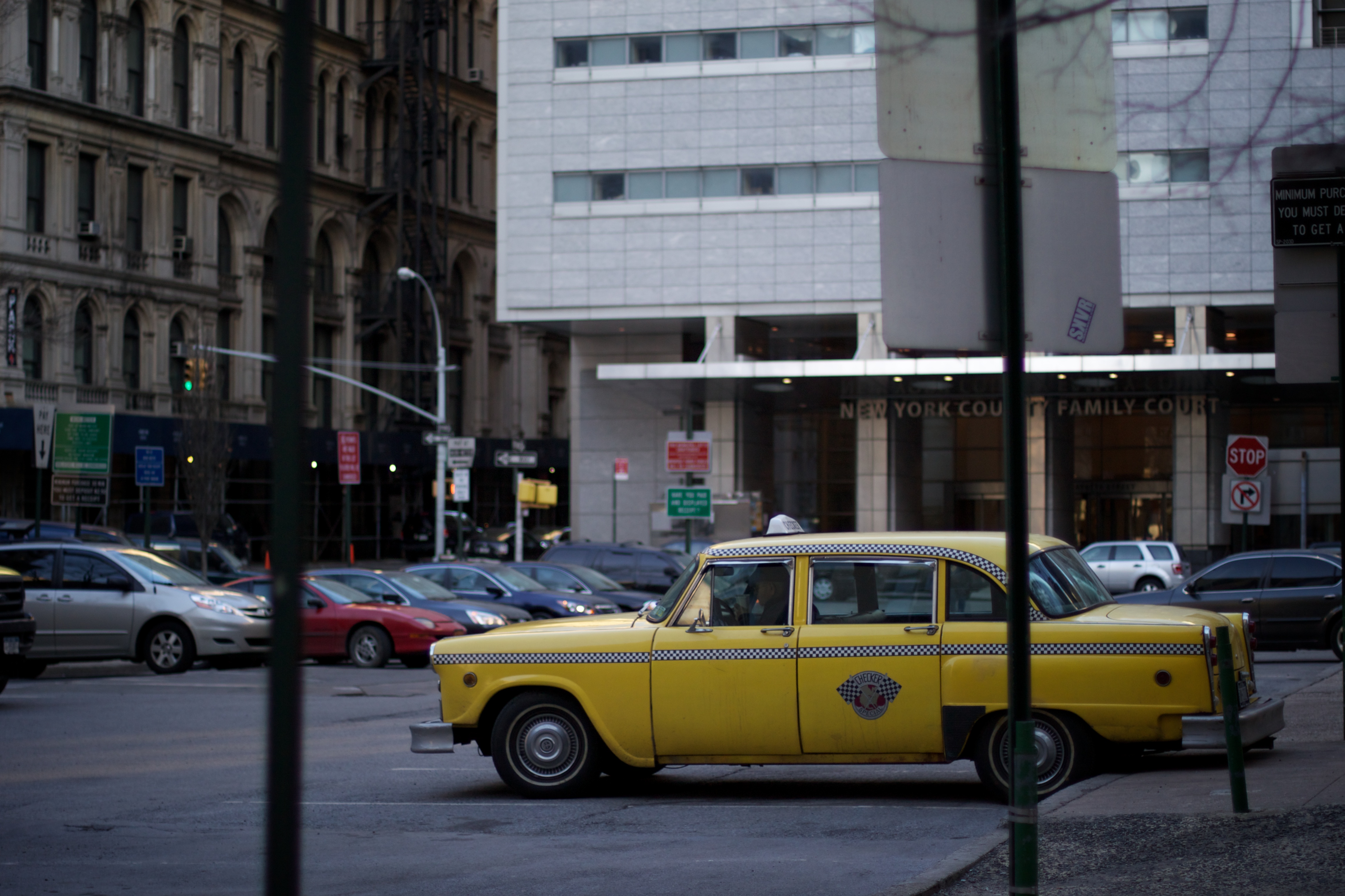 File:Checker Taxi Cab in front of New York County Family Court.jpg ...