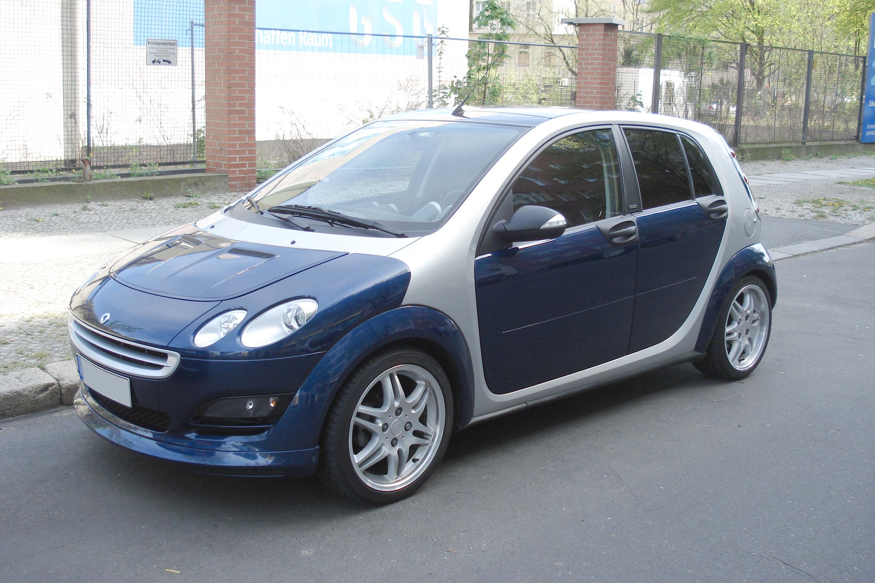 File:Smart forfour brabus blue front.jpg - Wikimedia Commons