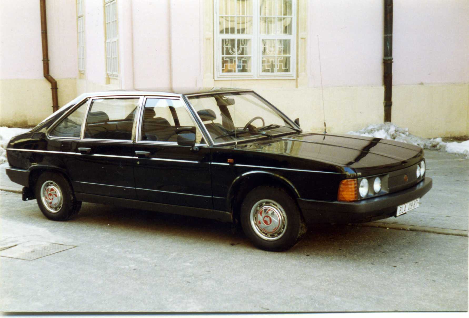 File:Tatra 613 Bratislava. March 1993.jpg - Wikimedia Commons