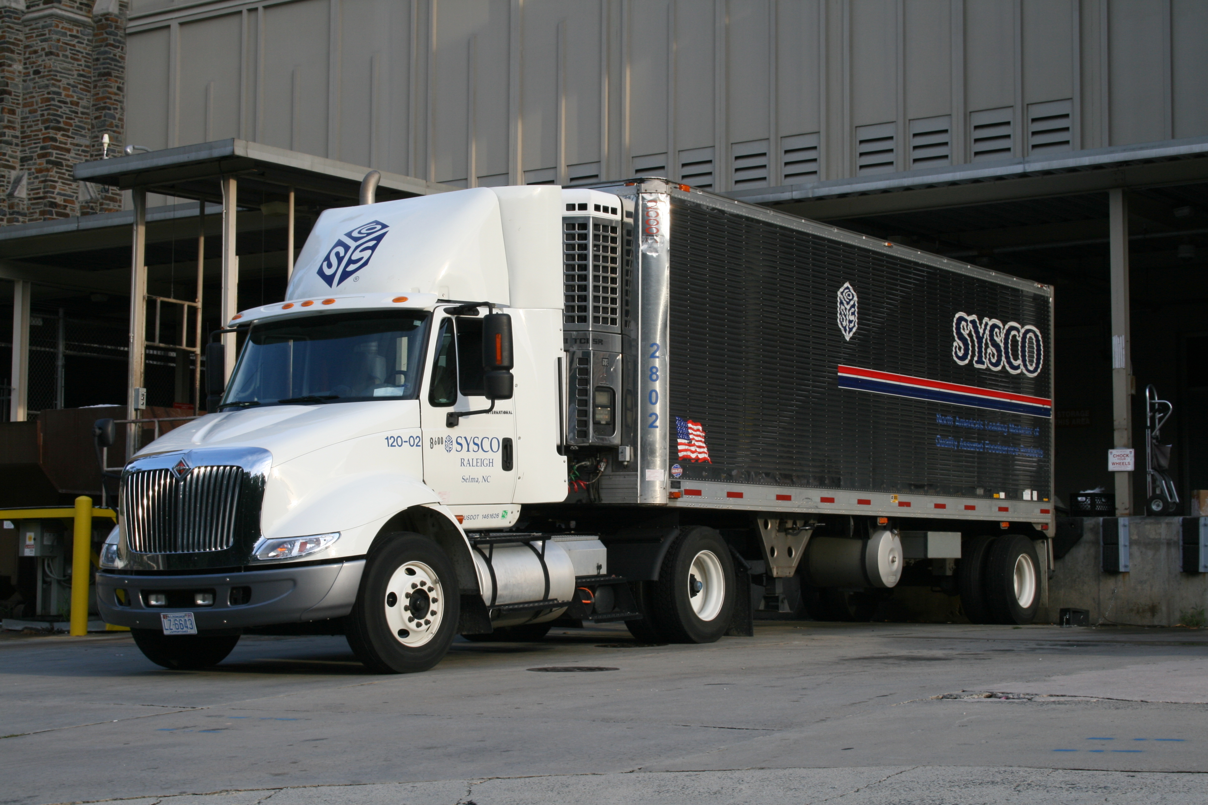 File:2008-07-24 International truck docked at Duke Hospital South ...