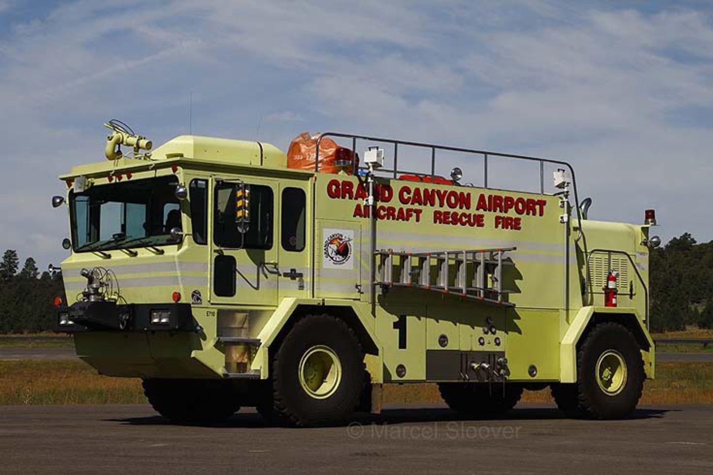 Fire Engines Photos - Oshkosh T-1500 Grand Canyon airport