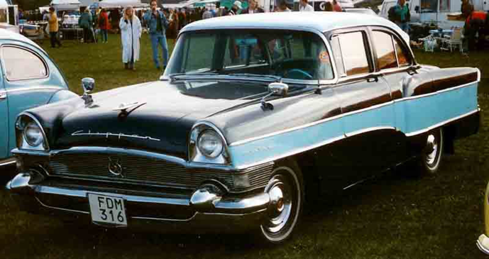 File:Packard Clipper Custom 4-Door Sedan 1956.jpg - Wikimedia Commons