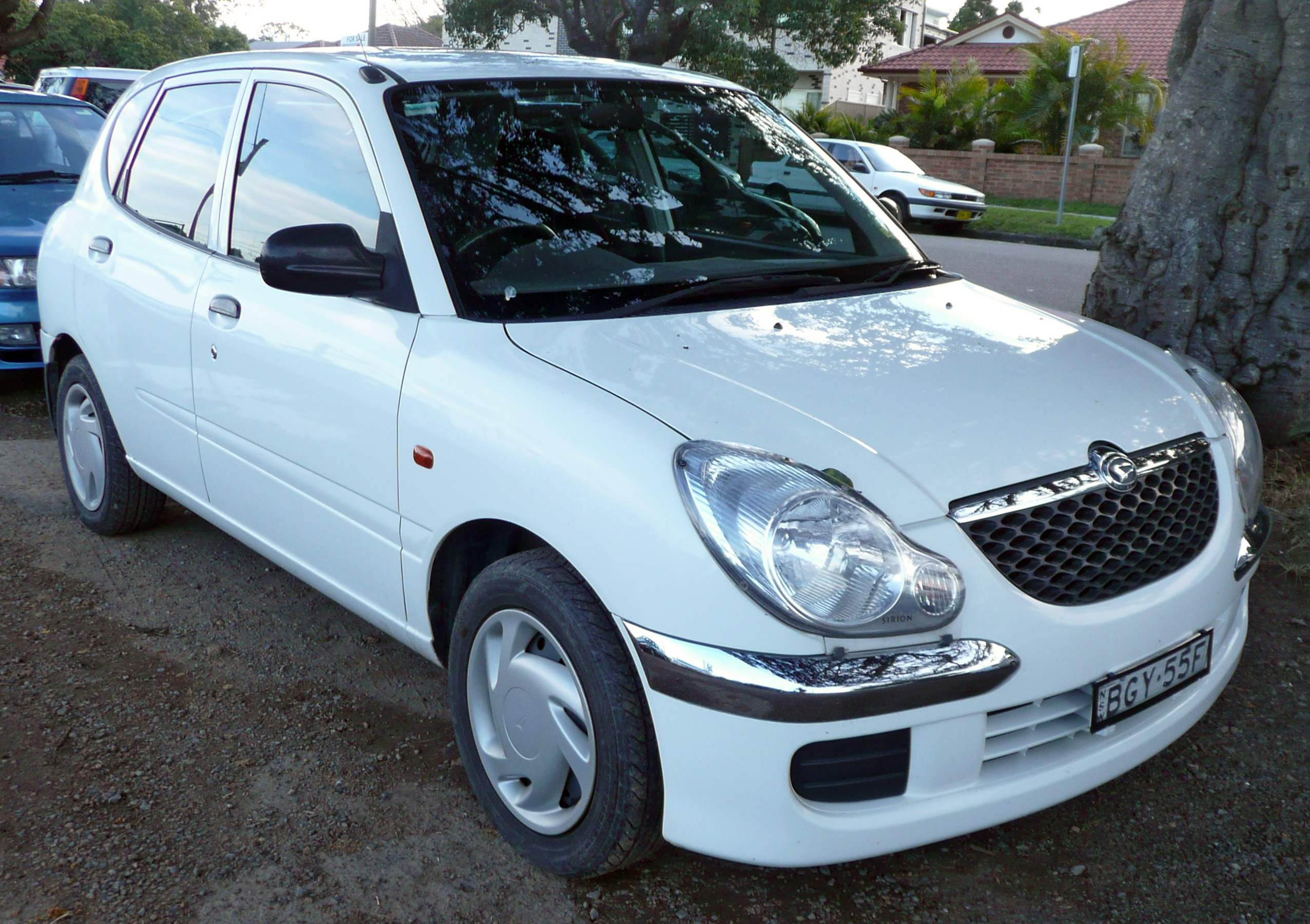File:2002-2005 Daihatsu Sirion (M100RS) hatchback 01.jpg ...