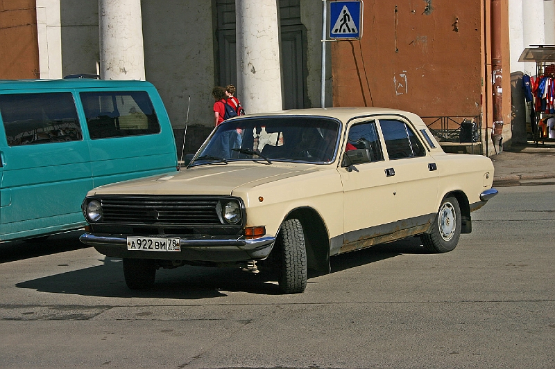 Russian GAZ Volga 24-10 1987 front