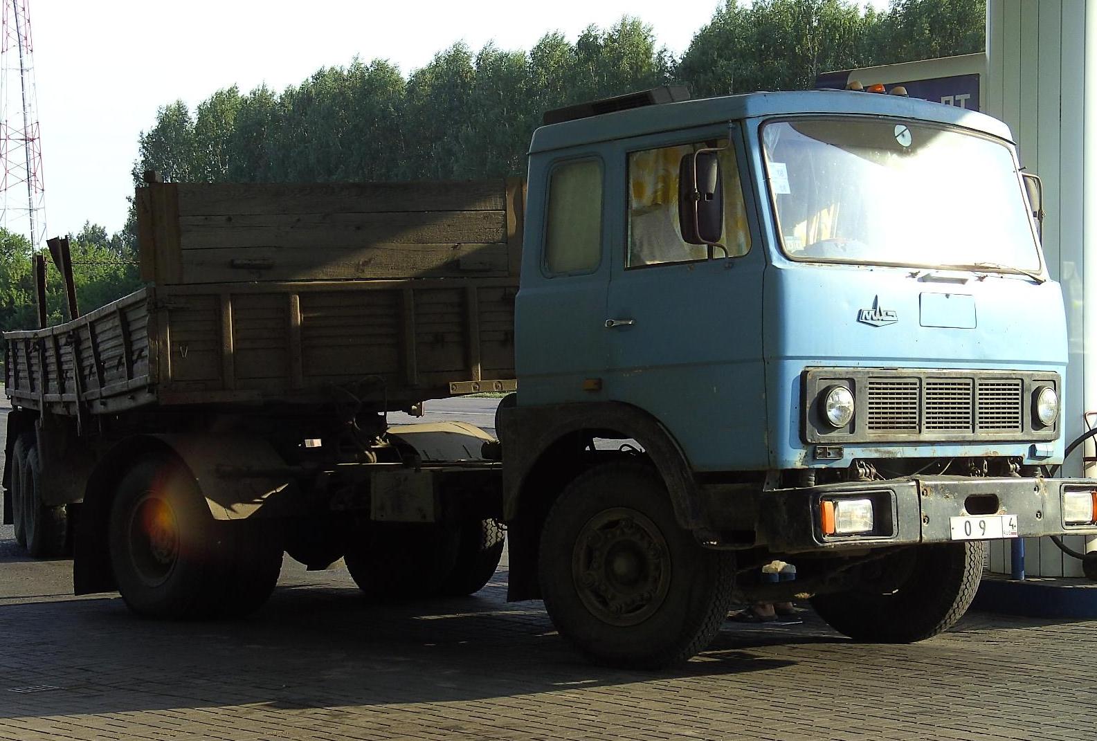 File:MAZ truck in russia.JPG - Wikimedia Commons