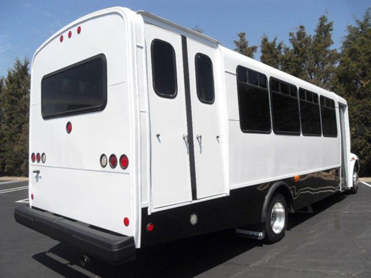 2003 Used International 3200 24 Passenger Wheelchair Shuttle Bus ...