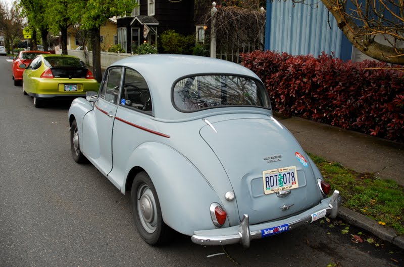 OLD PARKED CARS.: 1958 Morris Minor 1000 Saloon.