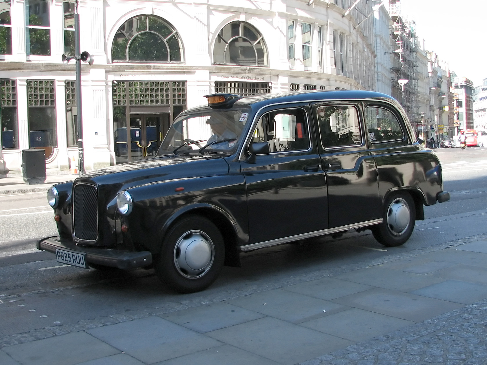 File:Austin FX4 at St Pauls cathedral.jpg - Wikimedia Commons