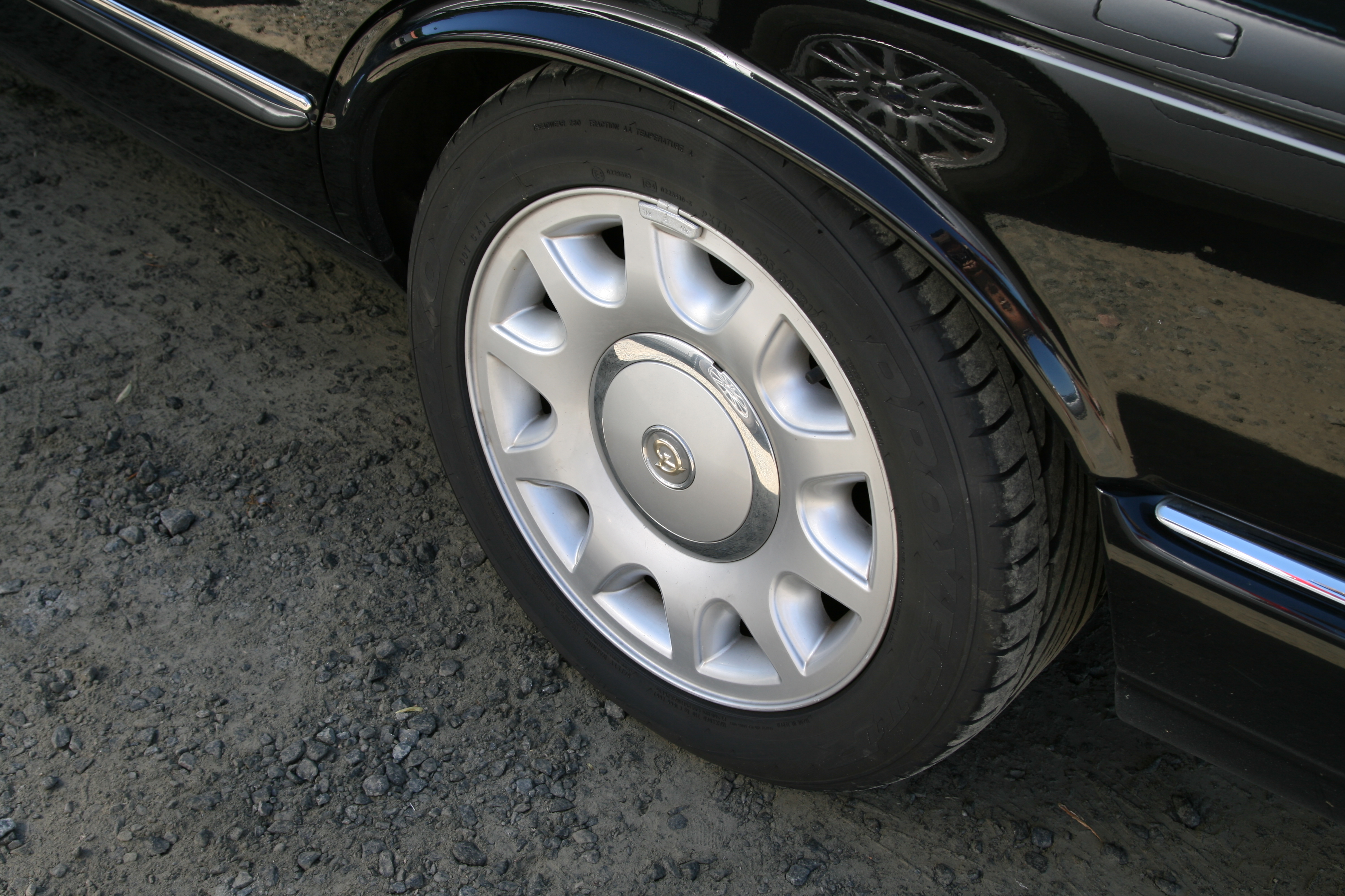 File:Jaguar XJ Solar (7.5x17", Daimler hubcap) alloy wheel.jpg ...