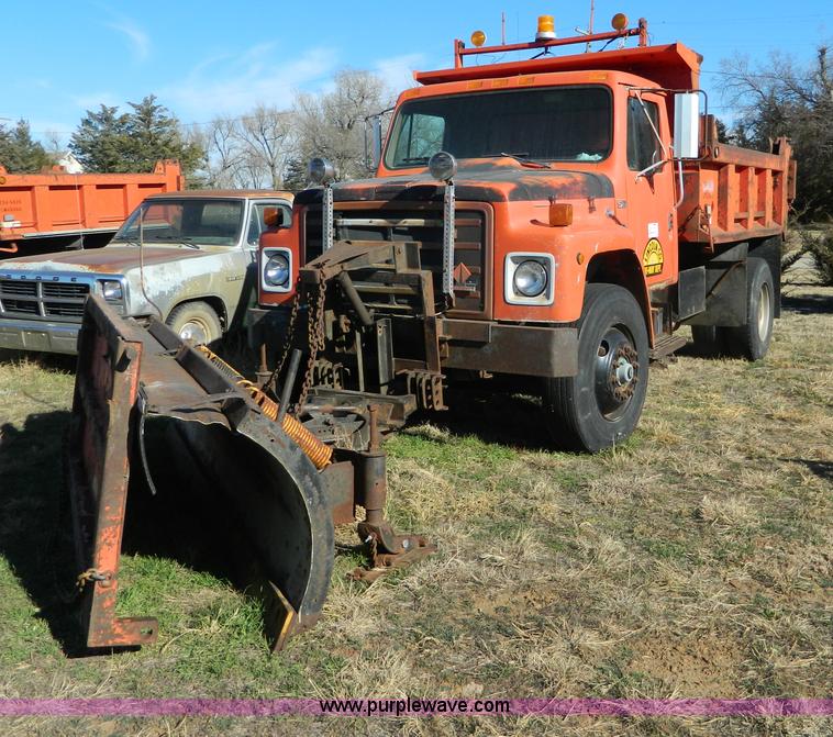 1986 International S1700 dump truck | no-reserve auction on ...