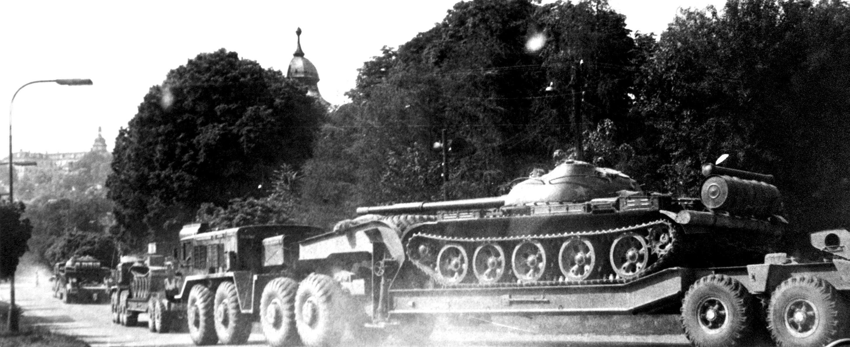 File:Soviet MAZ-537 trucks transporting tanks.JPEG - Wikimedia Commons