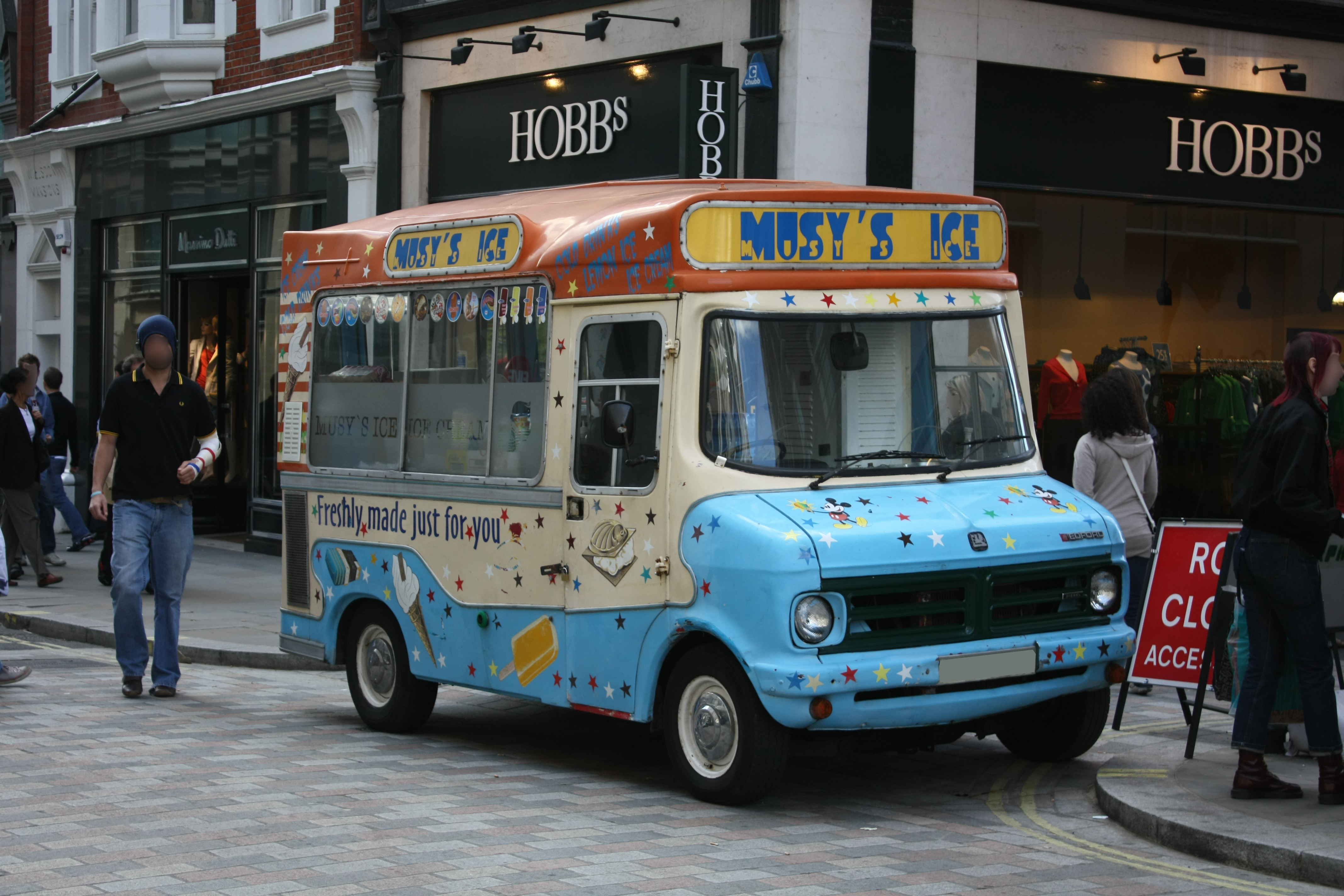 File:Bedford CF Ice Cream Van.jpg - Wikimedia Commons