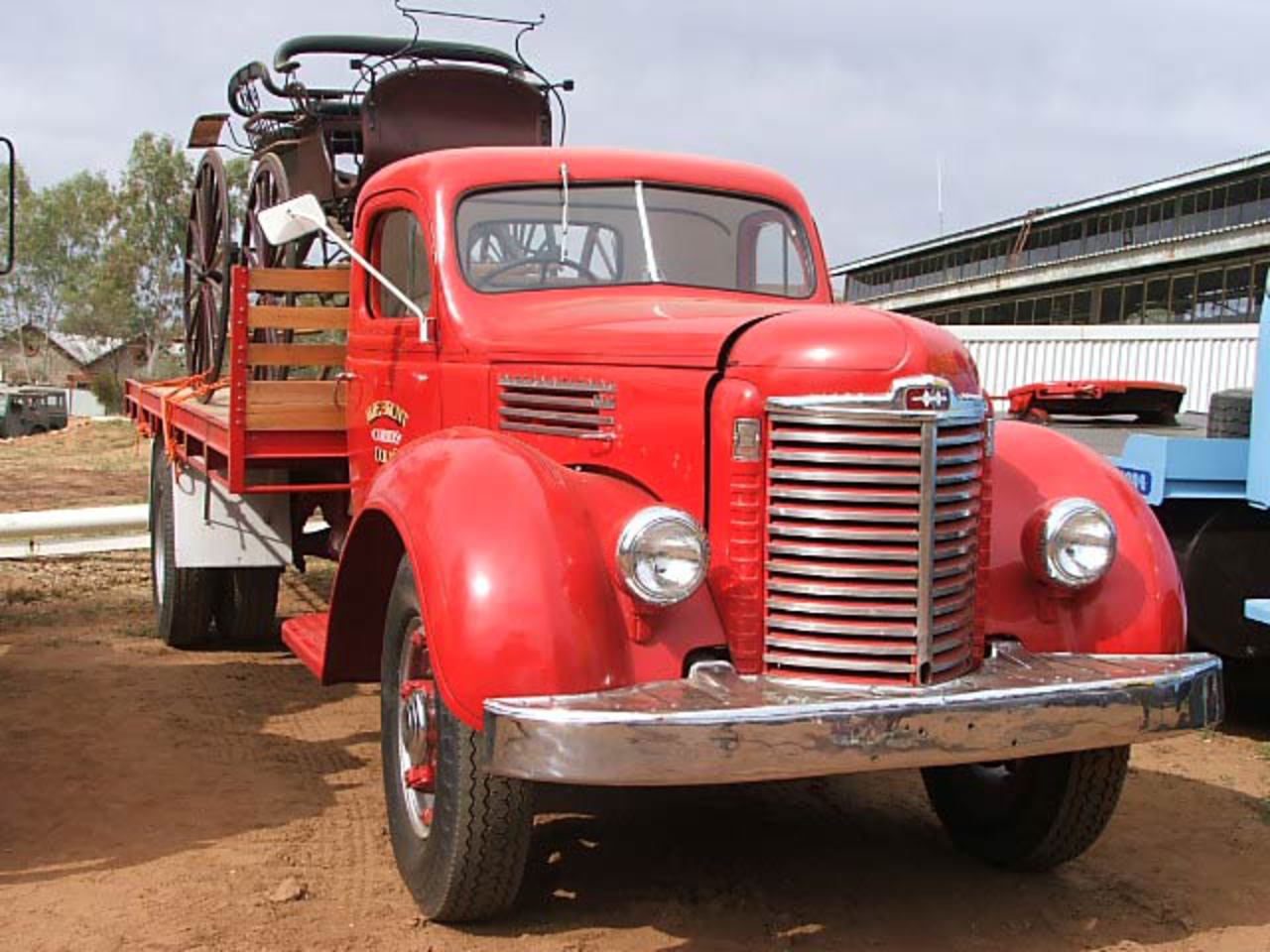 Truck Photos - International KB6 tray top, Alice Springs, in 2005