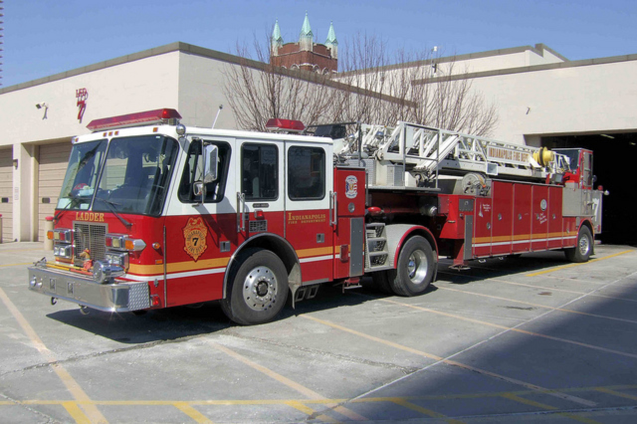 Indianapolis Fire Department. Ladder 7. 1994 Simon-Duplex LTI 100 ...