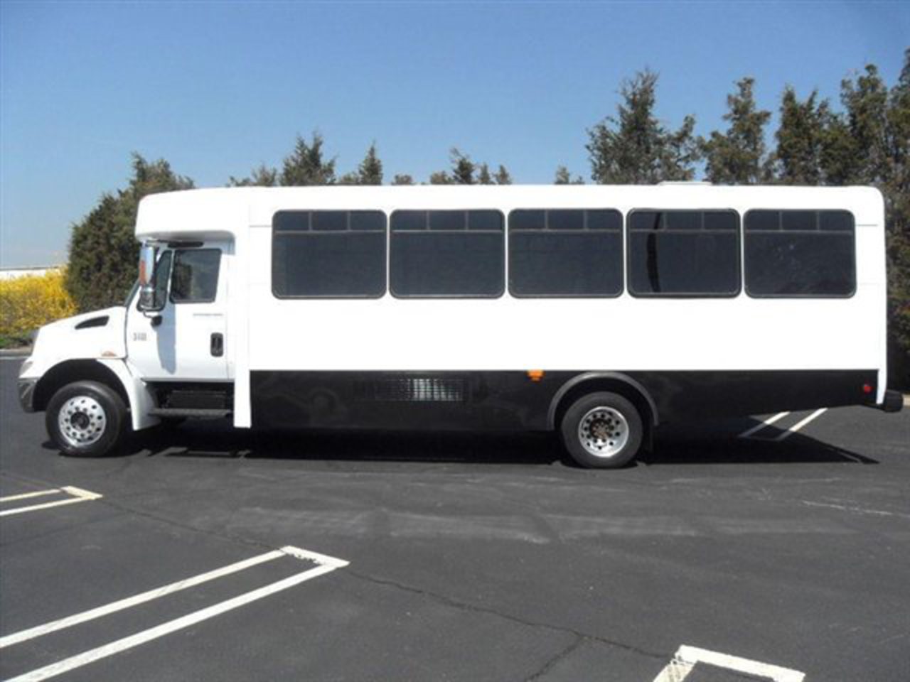 2003 Used International 3200 24 Passenger Wheelchair Shuttle Bus ...