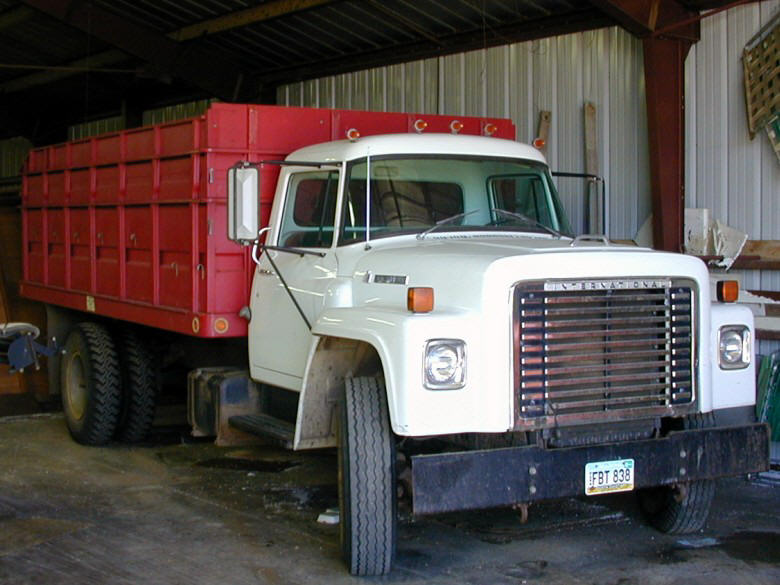 1976 White and Red International Loadstar 731 Truck Photo