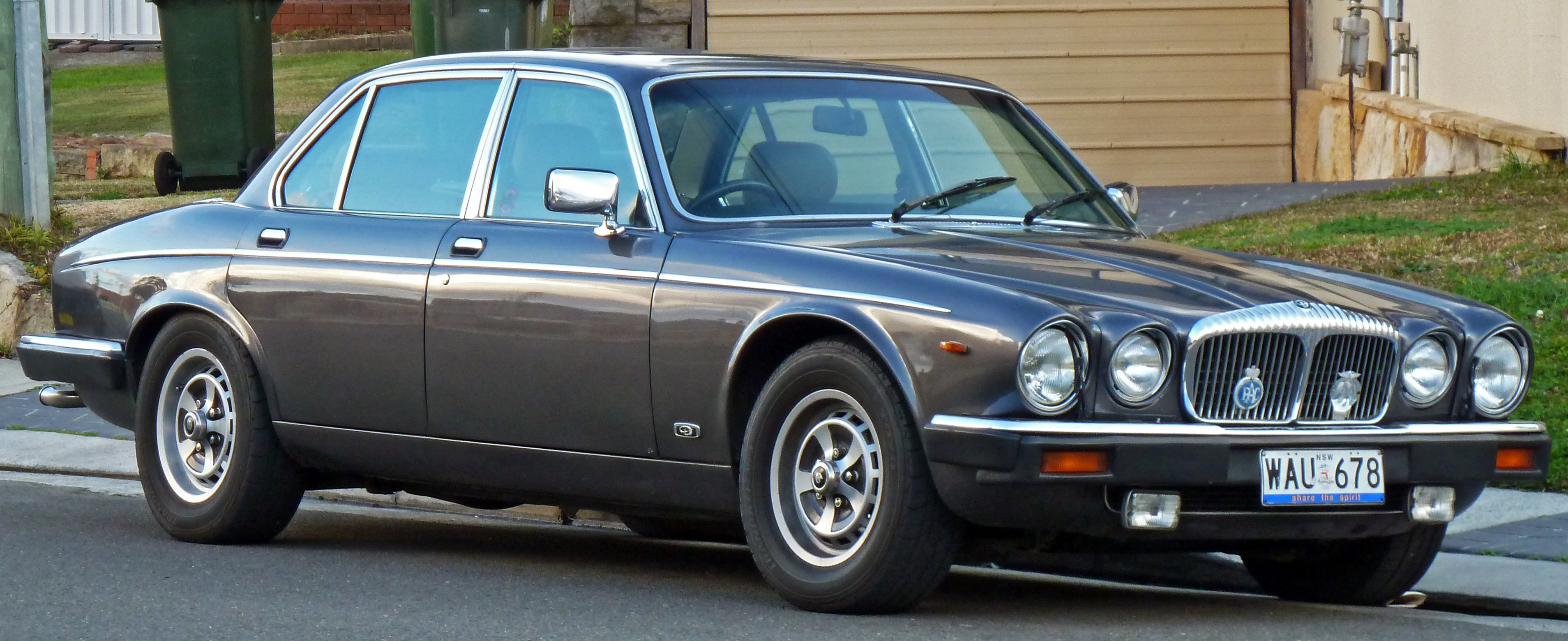 File:1986-1988 Daimler Double Six sedan 01.jpg - Wikimedia Commons