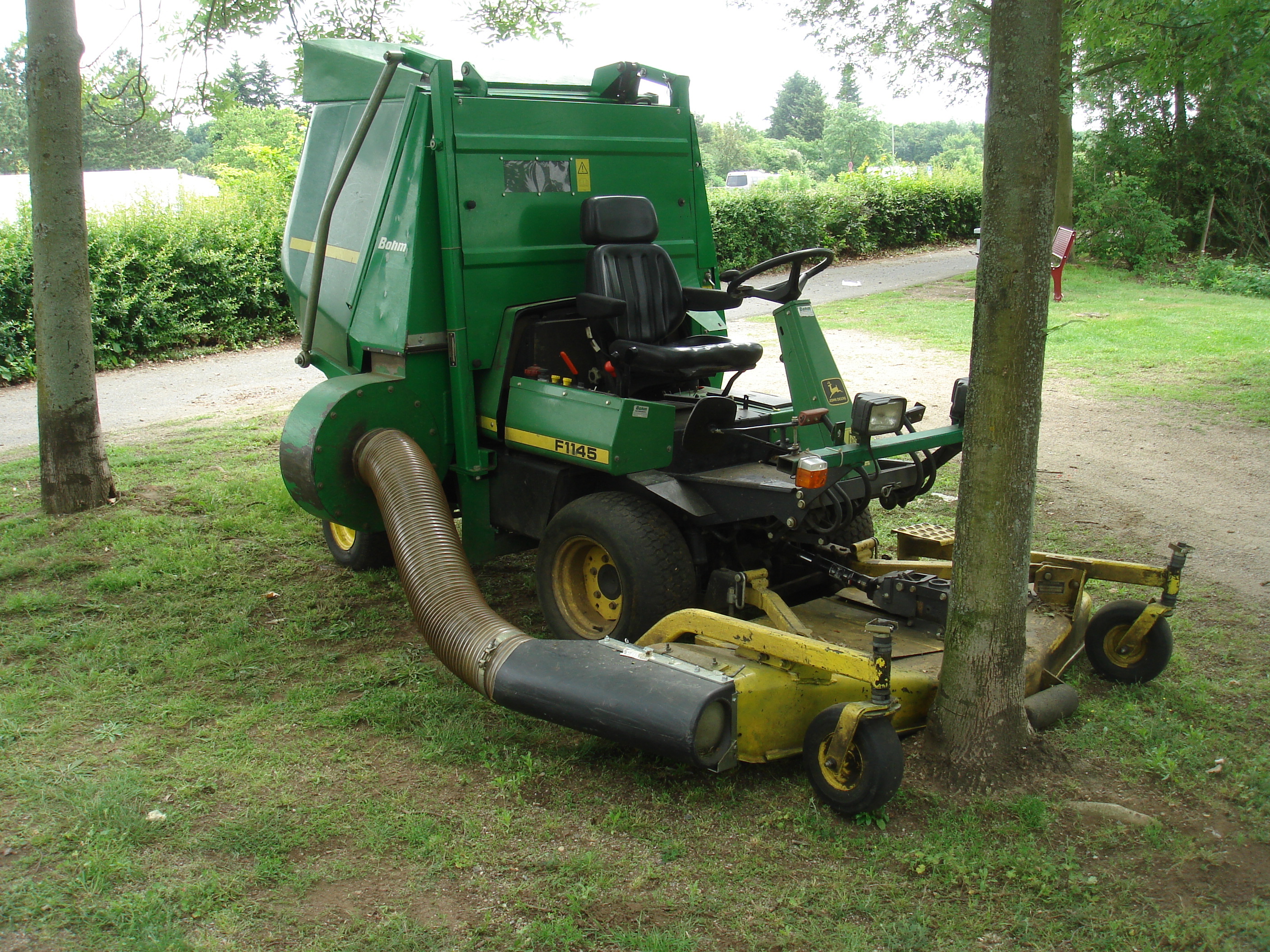 File:John Deere Tractor Lawnmower F1145 3.JPG - Wikimedia Commons