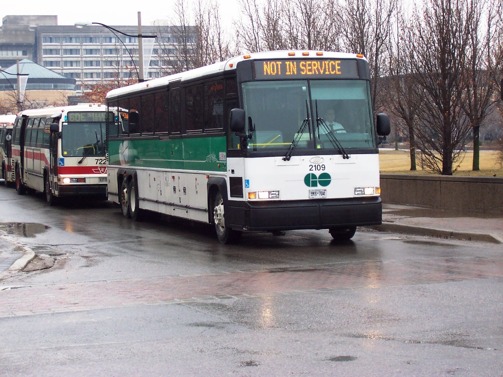 File:GO Transit MCI D4500 2109.jpg - Wikimedia Commons