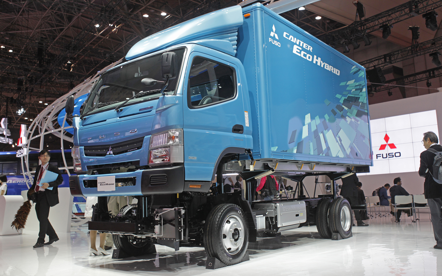 Fuso Super Great Eco Hybrid Front View Photo 2