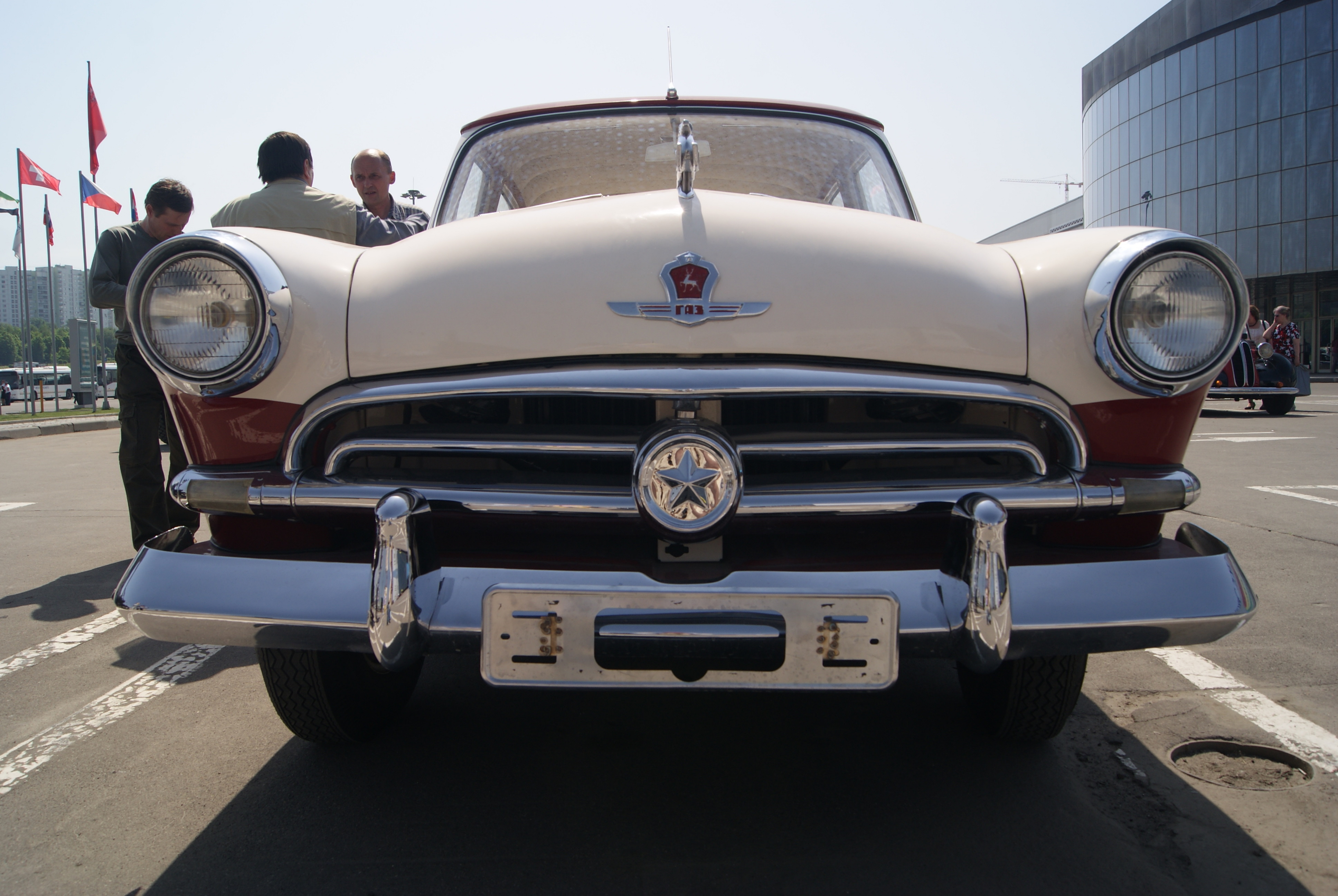 File:GAZ-21 (1st generation) "Volga" in Moscow (front view).jpg ...