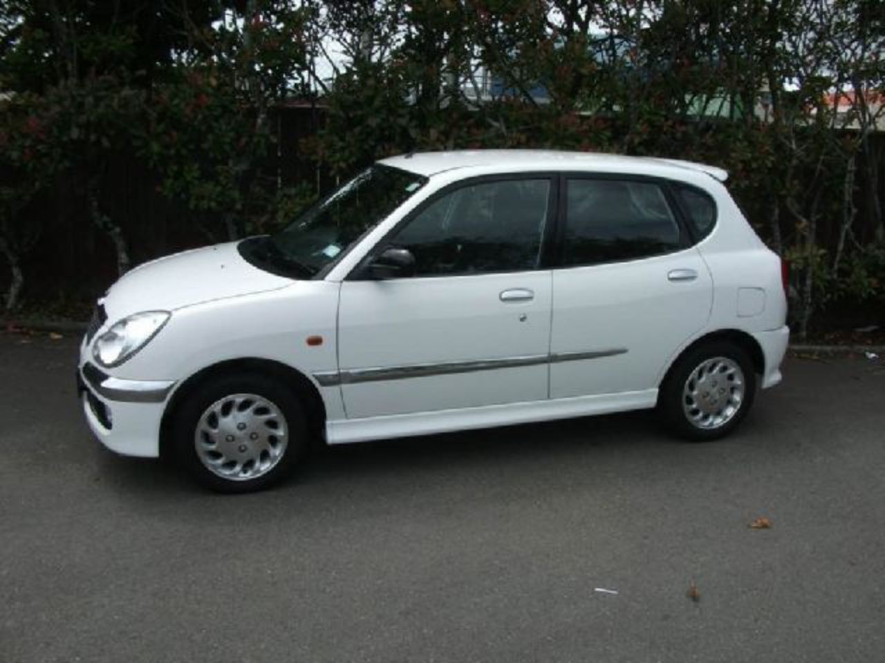 Daihatsu Sirion 13 GS: Photo gallery, complete information about ...