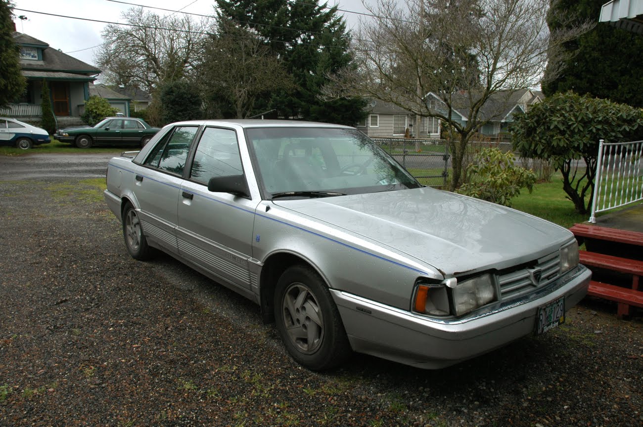 OLD PARKED CARS.: 1989 Eagle Premier ES.