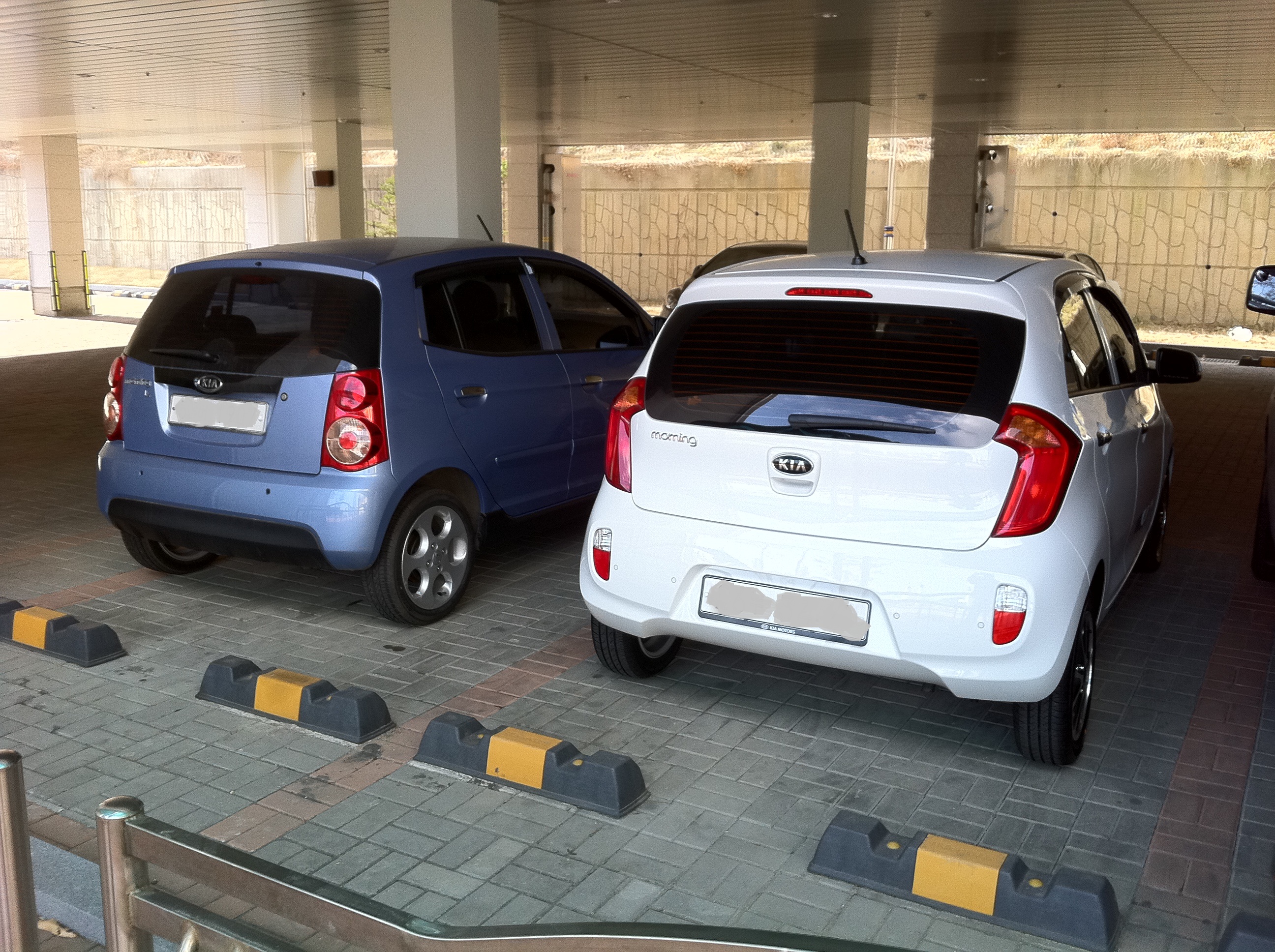 File:Kia Morning 2011 rear view with previous generation.jpg ...