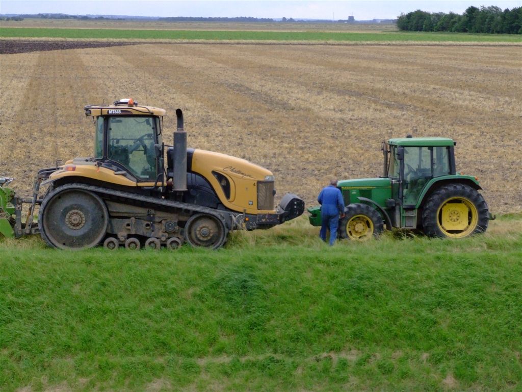 File:Challenger and John Deere tractors.jpg - Wikimedia Commons