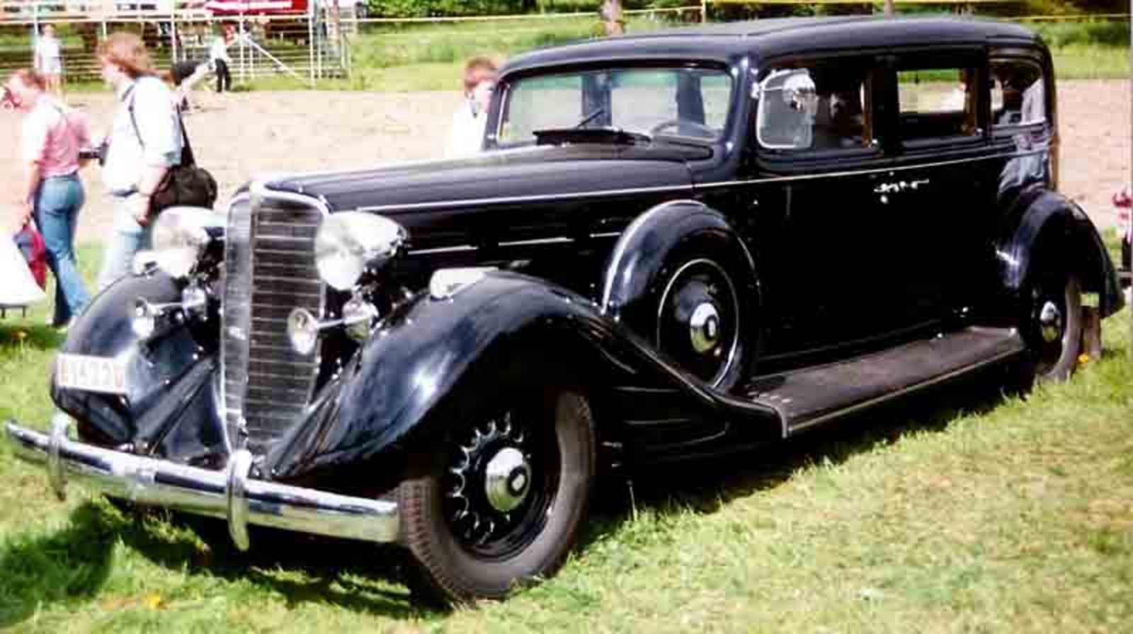 File:Nash 4-Door Sedan 1934.jpg - Wikimedia Commons