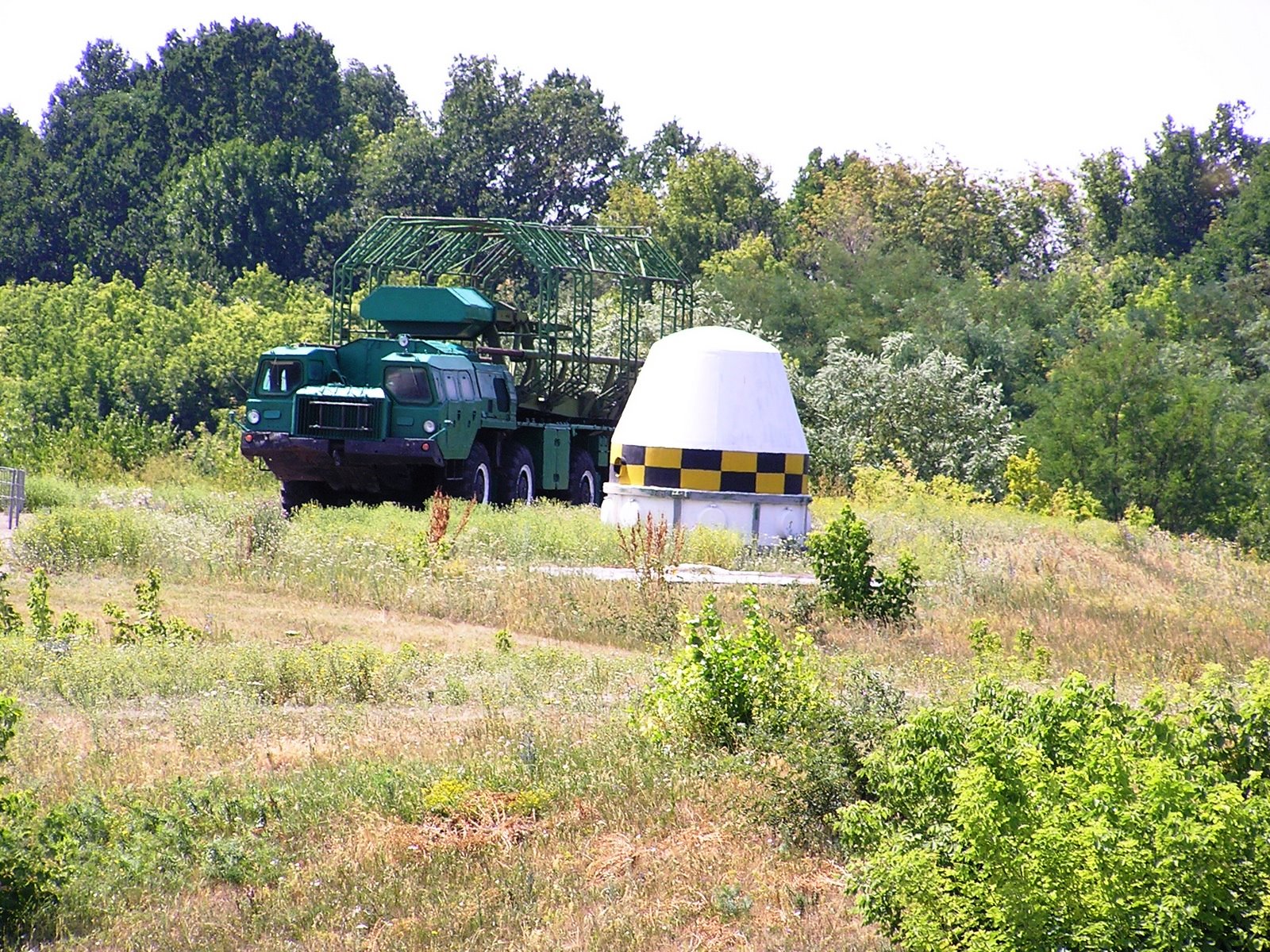 File:MAZ-543 truck for transporting warhead.JPG - Wikimedia Commons