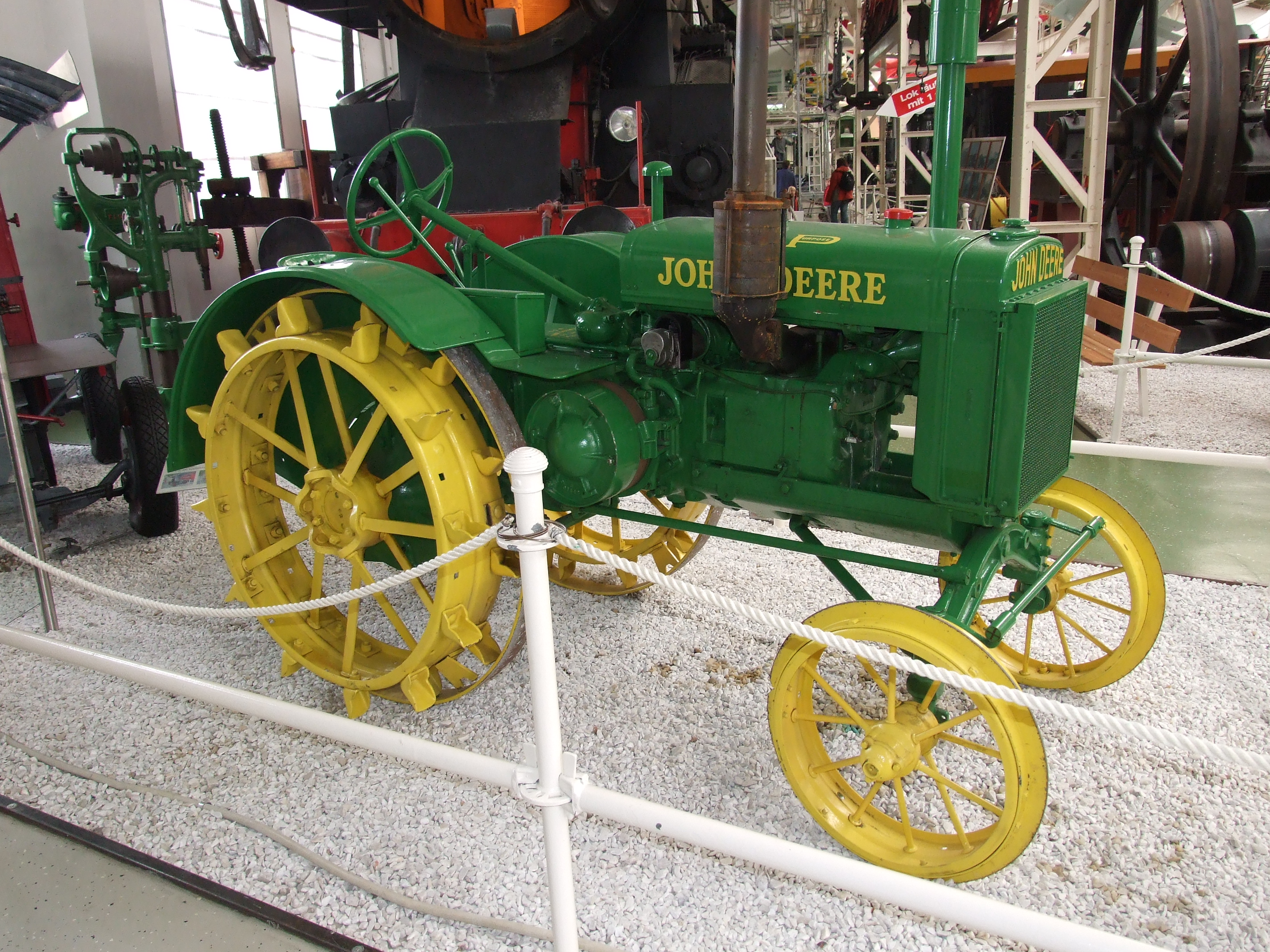 File:Old John Deere tractor.JPG - Wikimedia Commons