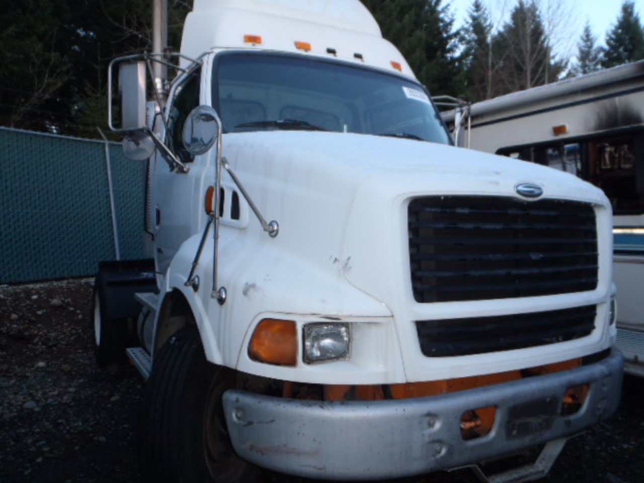 Salvage 2000 Sterling L8513 Truck for Sale
