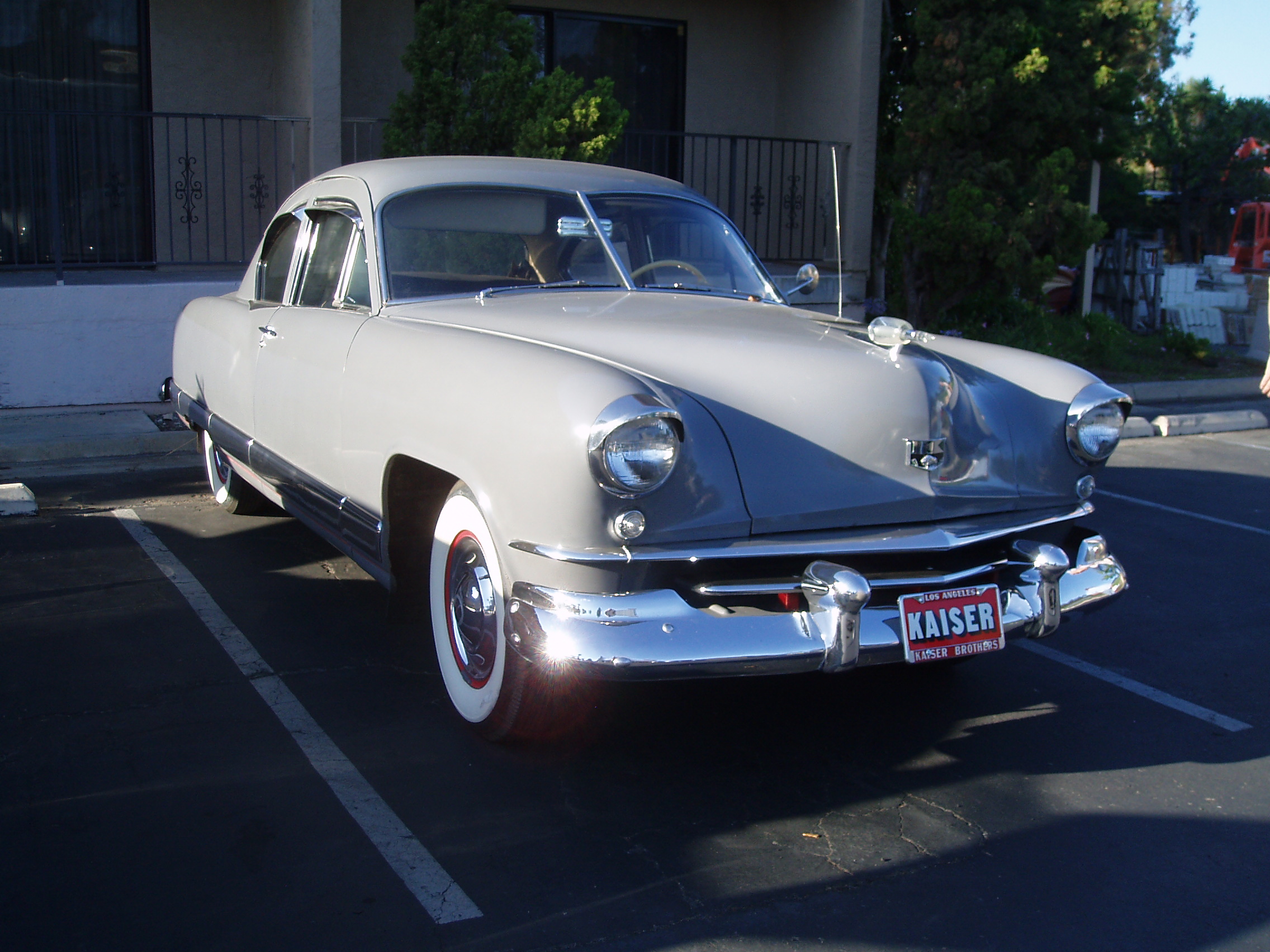 File:1951 Kaiser Deluxe Club Coupe.jpg - Wikimedia Commons