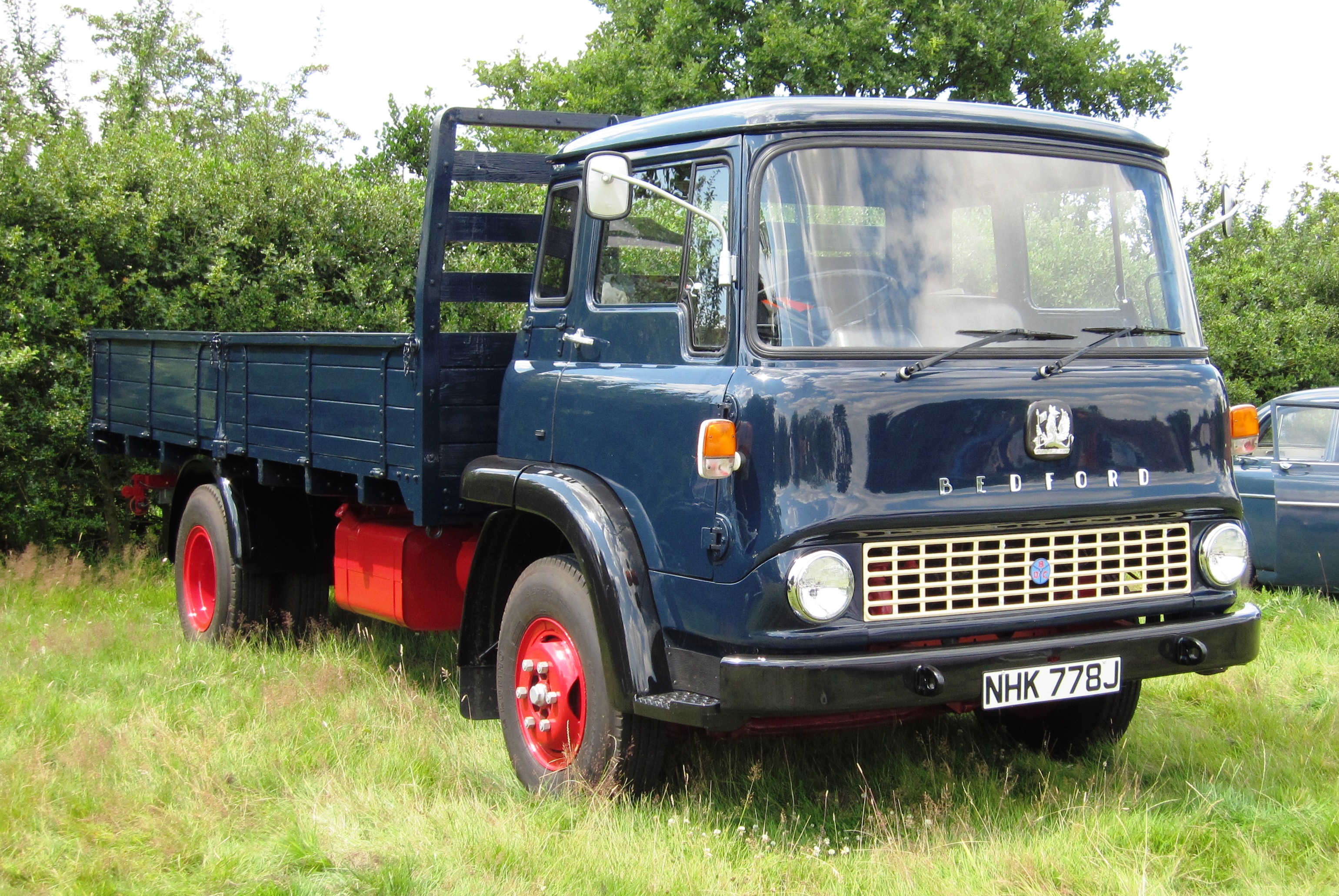 File:Bedford TK June 1971 with extra shine.jpg - Wikimedia Commons