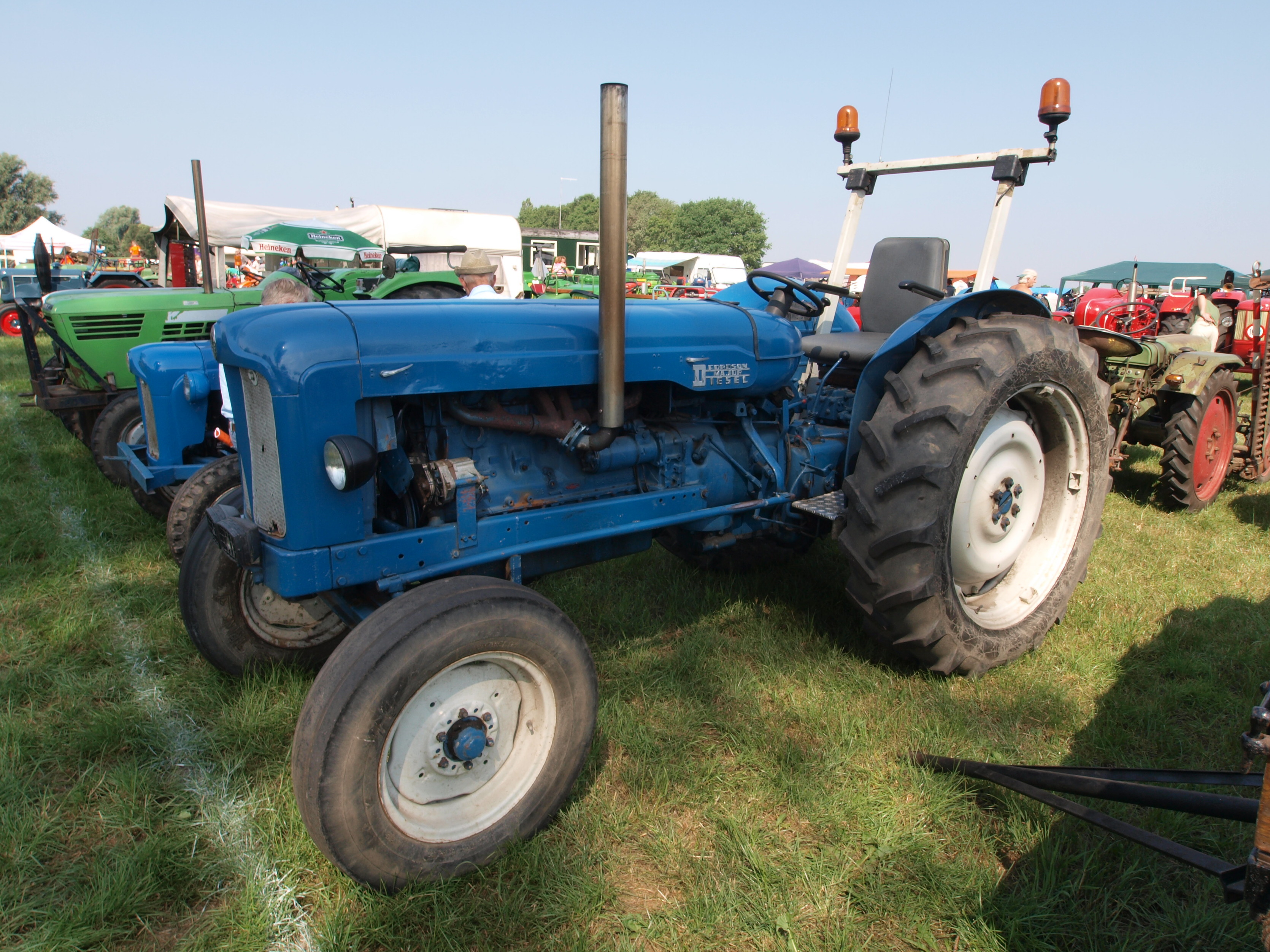 File:Fordson Major Diesel (blue).JPG - Wikimedia Commons