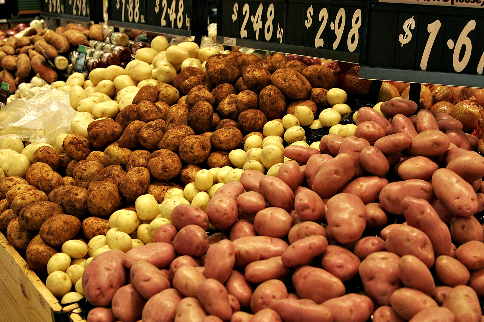 File:Various types of potatoes for sale.jpg - Wikimedia Commons