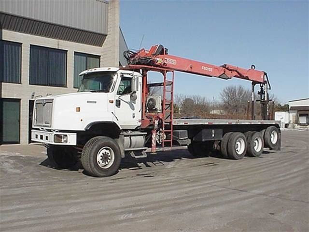 2003 International 5600i Boom Truck Photo, Detailed about 2003 ...