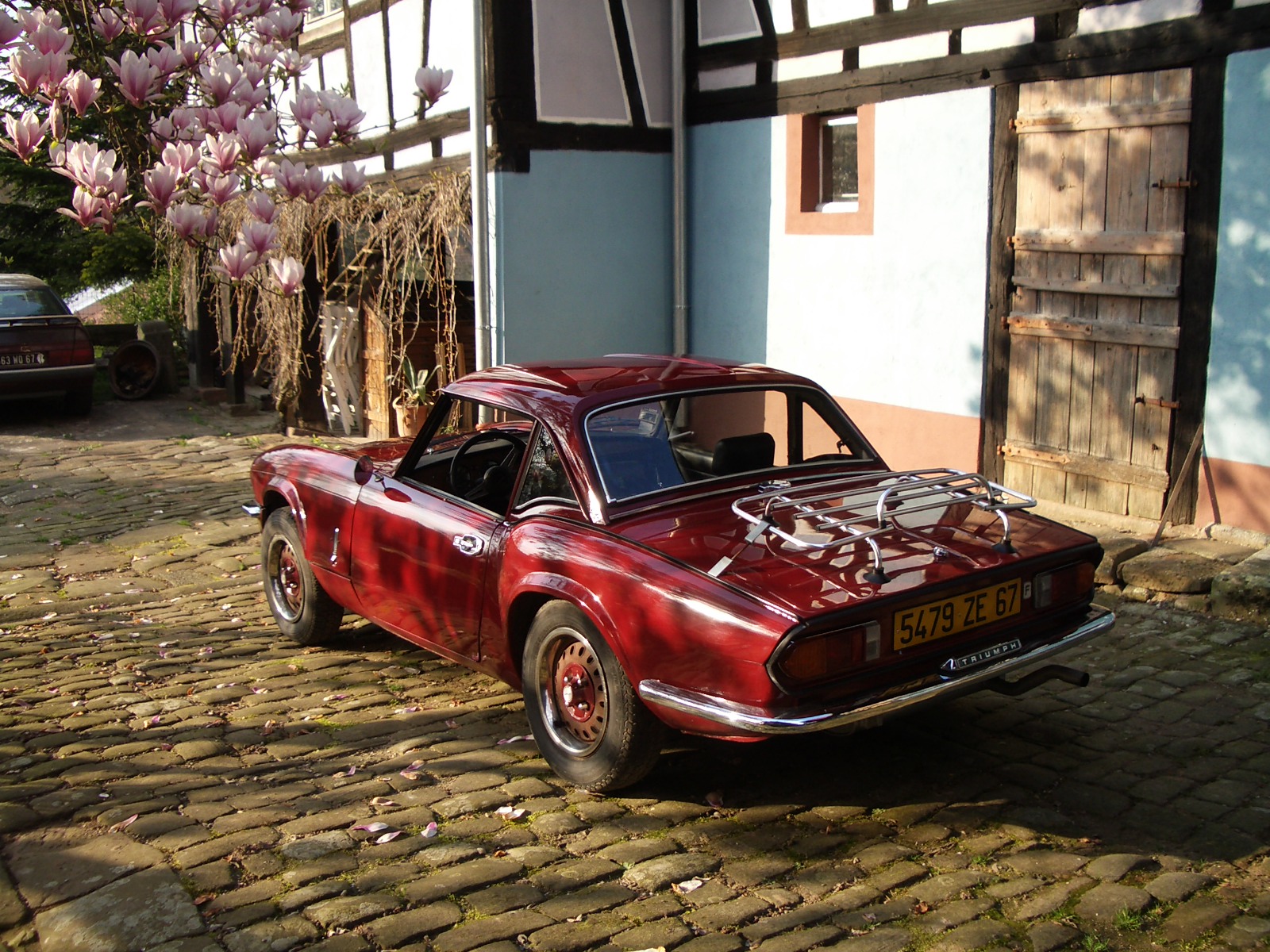 File:Triumph Spitfire 1500 with hardtop and luggage rack - rear ...