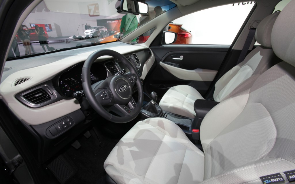 Kia-Carens-interior Photo on September 28, 2012 #268633 from WOT ...