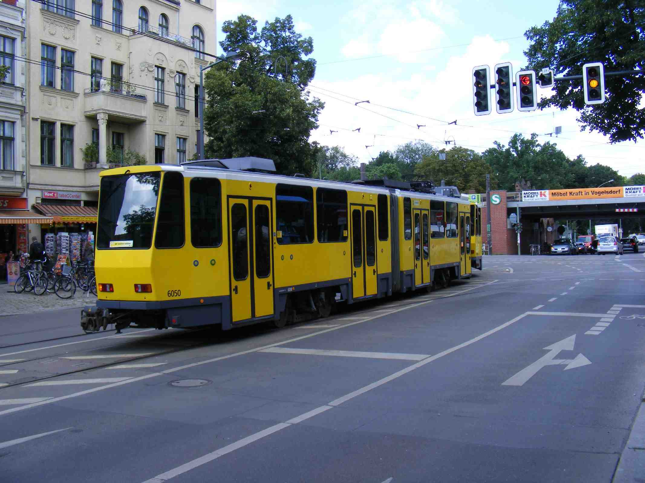 File:Tatra Tram 6050, S-Bahnhof, Berlin Friedrichshagen, Aug 2010 ...