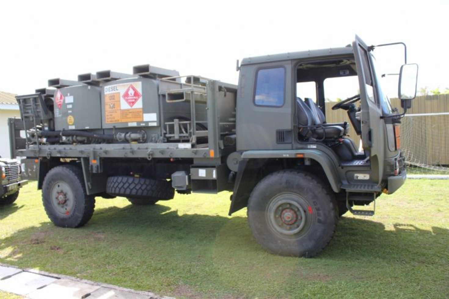 Military Vehicle Photos - Leyland Daf fuel bowser