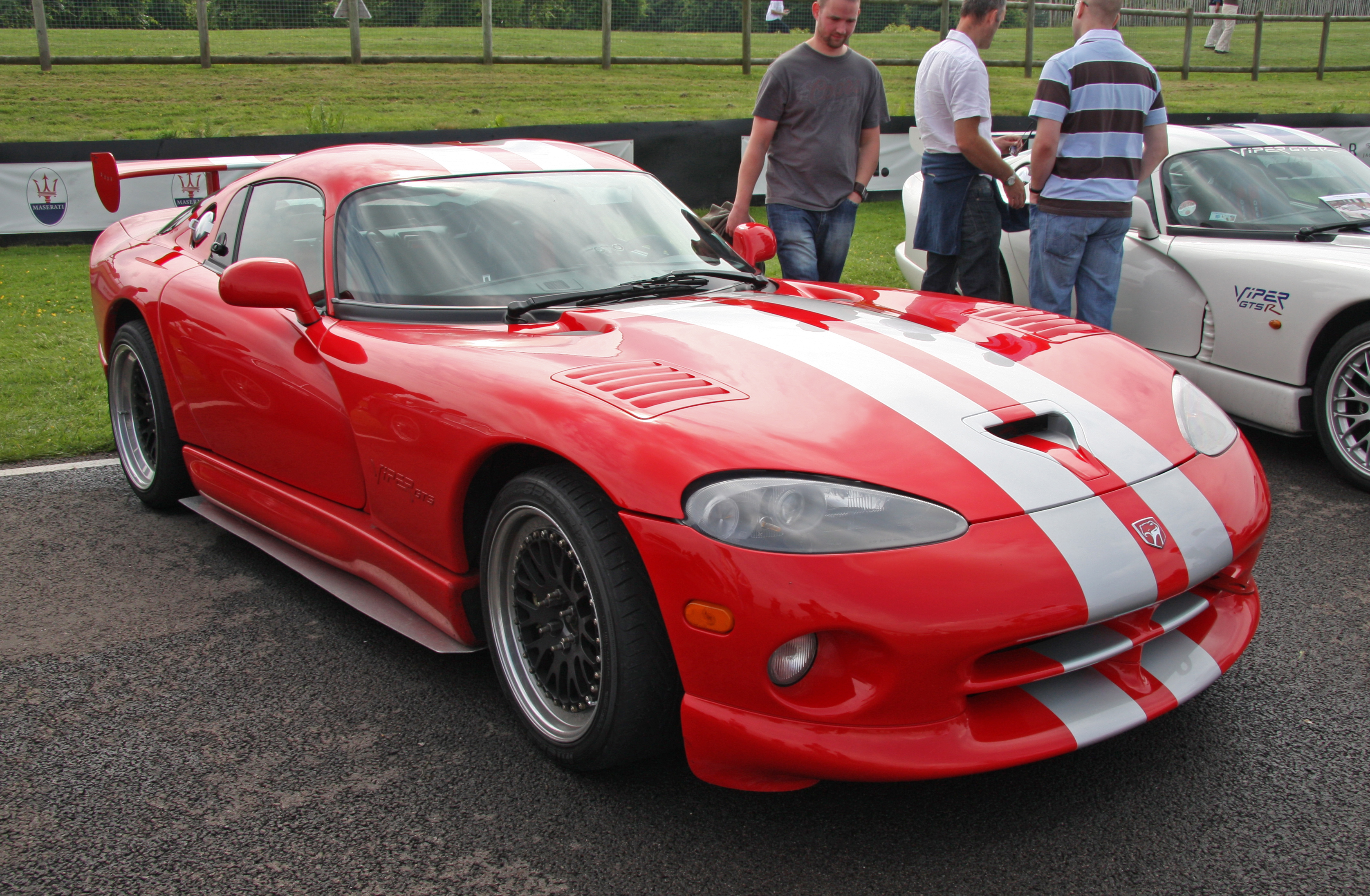 File:Dodge Viper GTS (Red-white) at the Goodwood Breakfast Club ...