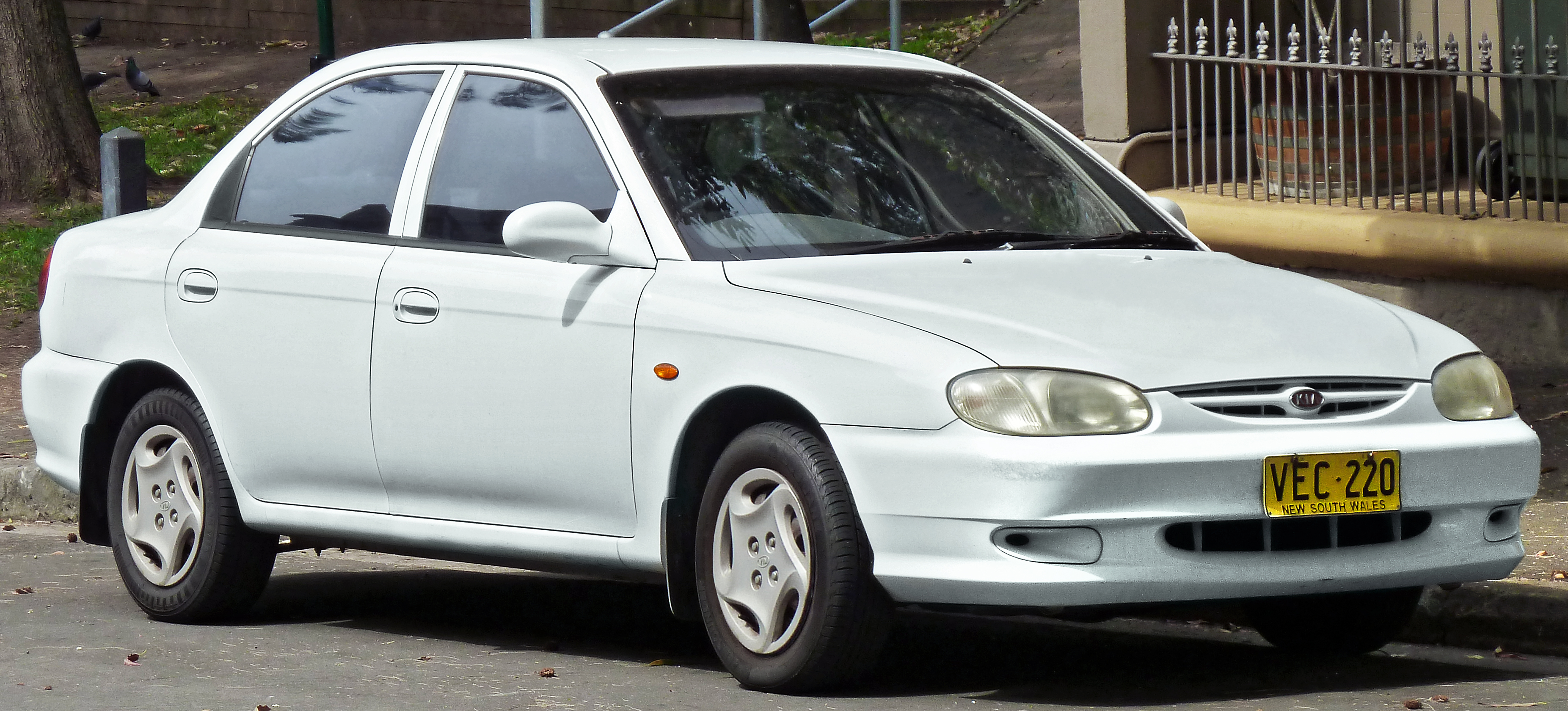 File:1998-2000 Kia Mentor GLX sedan (2011-11-08).jpg - Wikimedia ...