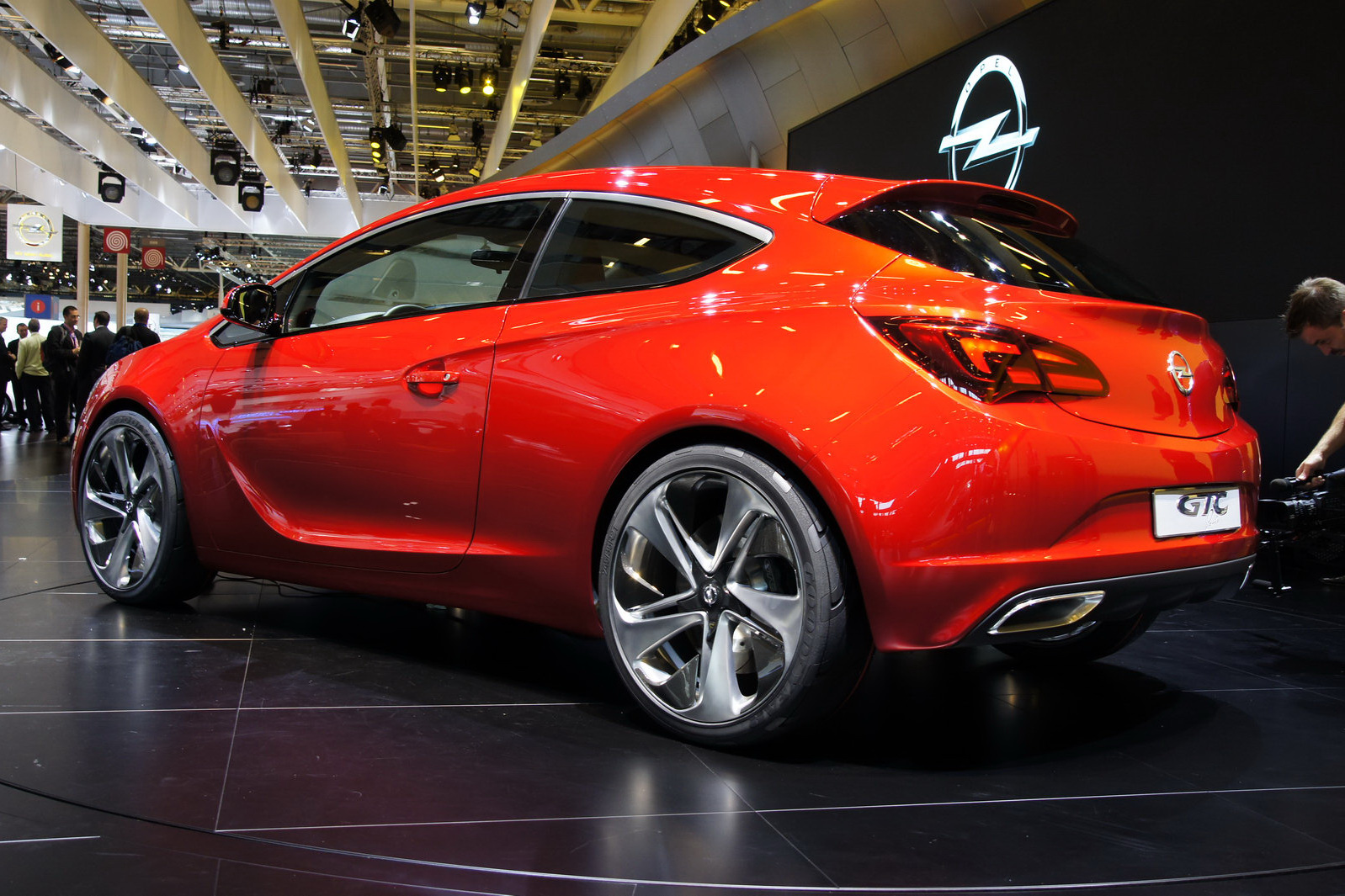 New Opel Astra GTC Sport Hatch Appears on Facebook Completely Undisguised
