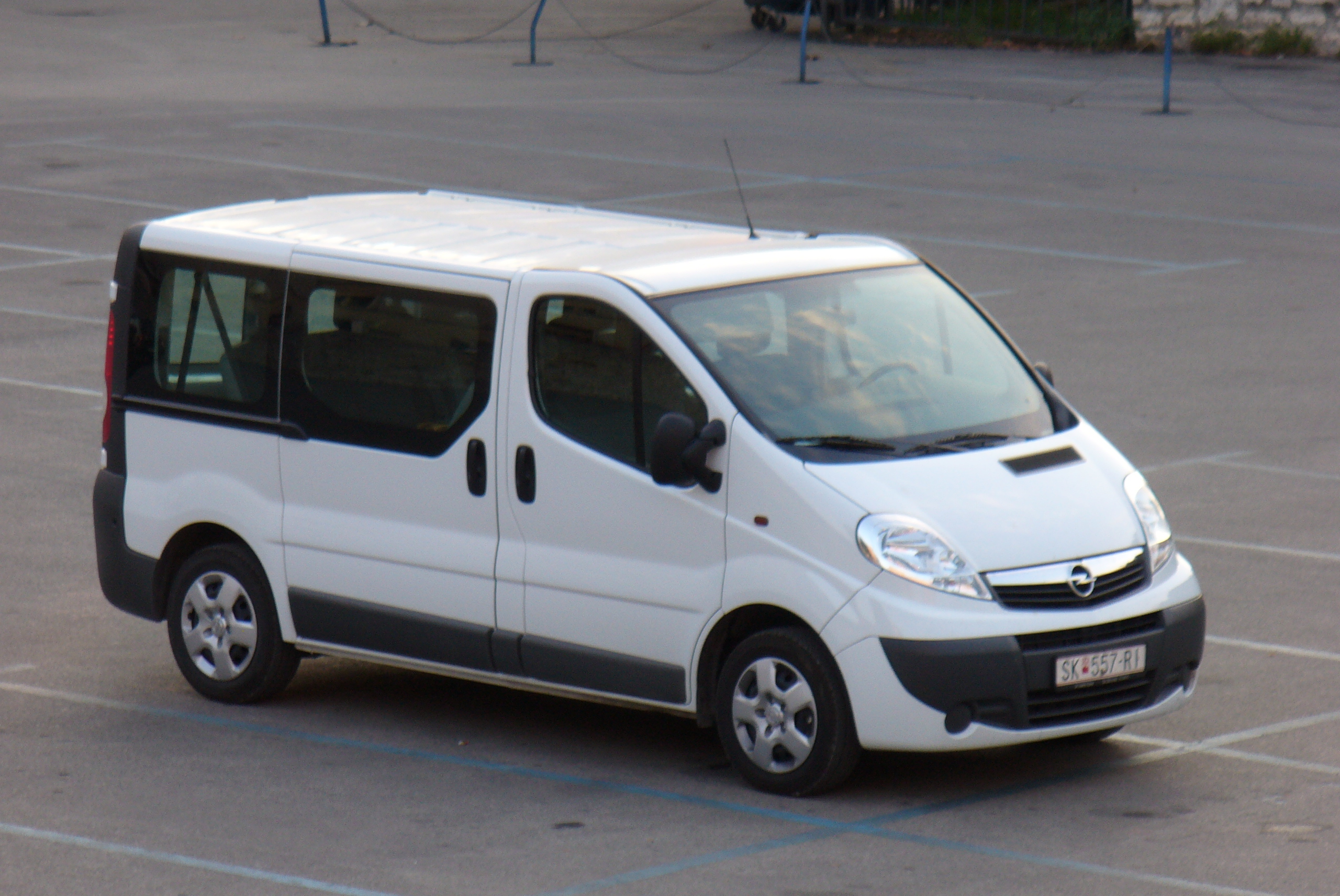 File:Opel-vivaro-2006.JPG