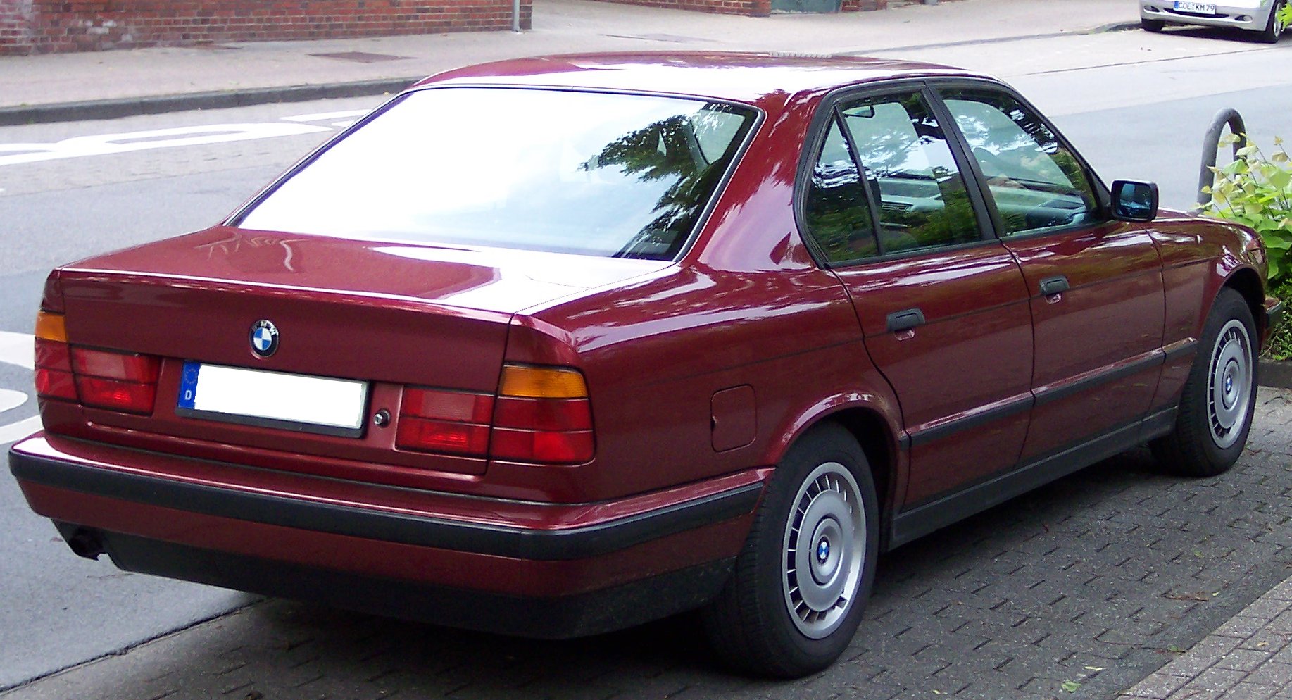 File:BMW Series 5 Old Model red hr.jpg