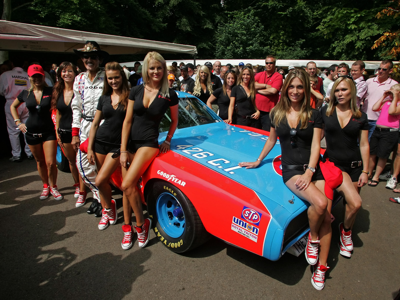 1972 Dodge Charger NASCAR Race Car - Girls And The Car - 1600x1200 -